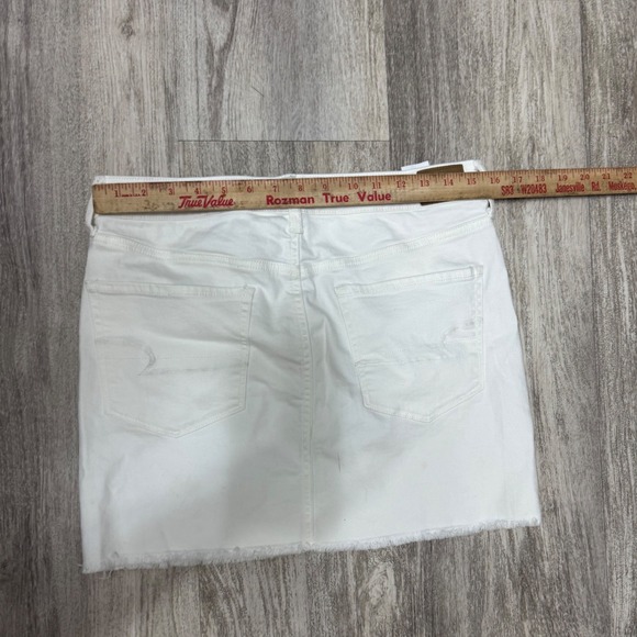 American Eagle‎ Outfitters White Denim Mini Skirt Hi-Rise Frayed Hem Sz 12 NWT - Picture 8 of 9